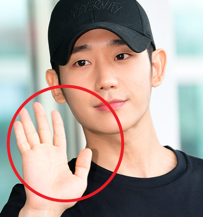 정해인의 매력적인 단풍손이 화제